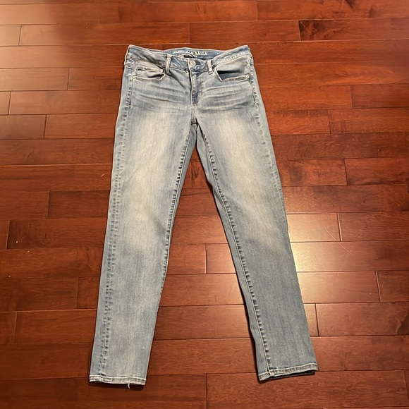 American Eagle mid rise skinny light wash & light distress 92% cotton Sz 10 R - Picture 2 of 7